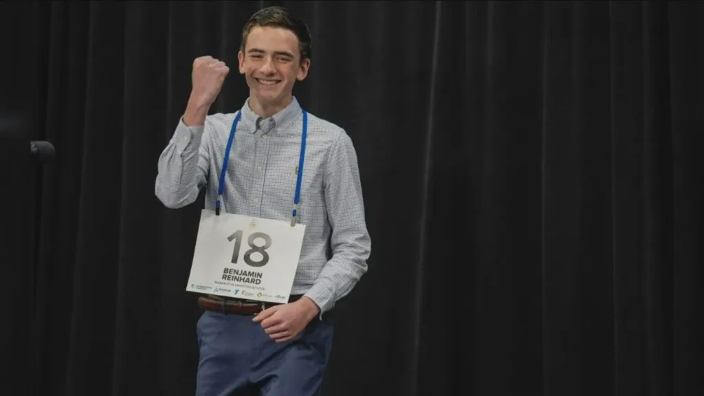 Competencia académica Spelling Bee en San Diego con estudiantes participando en concurso de deletreo.