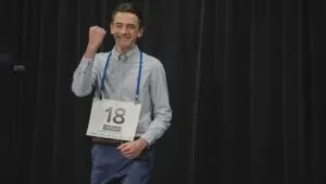 Competencia académica Spelling Bee en San Diego con estudiantes participando en concurso de deletreo.