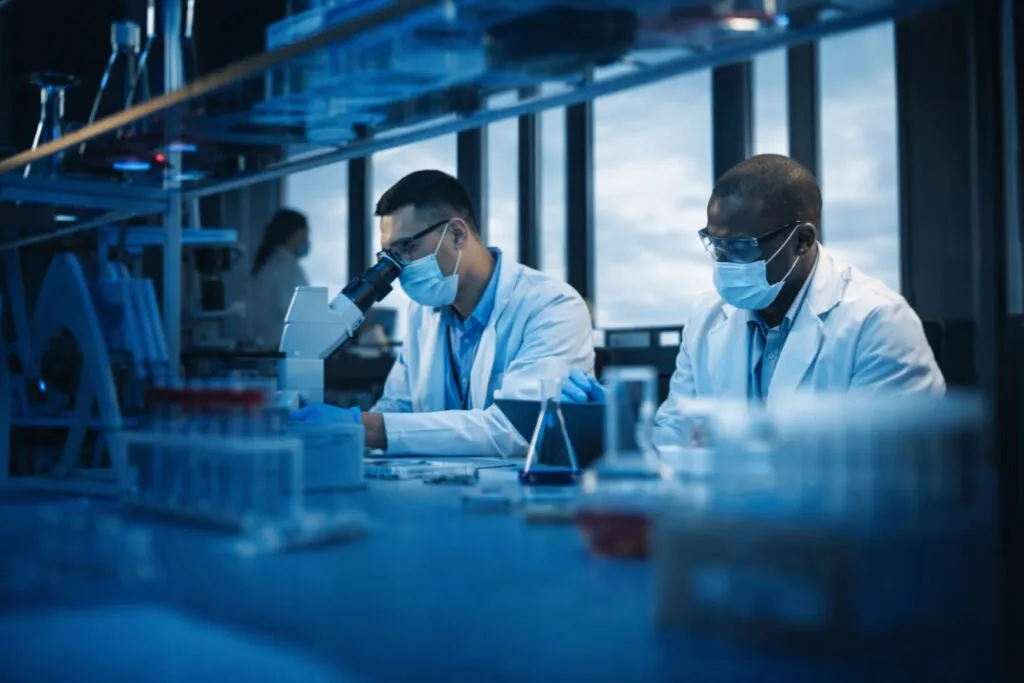 Laboratorio en San Diego donde avances contra cáncer enfrentan recortes de financiación que afectan investigación y atención médica