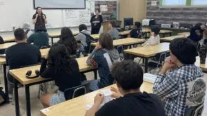 Estudiantes de Helix Charter High School participando en programas técnicos con prácticas profesionales en San Diego