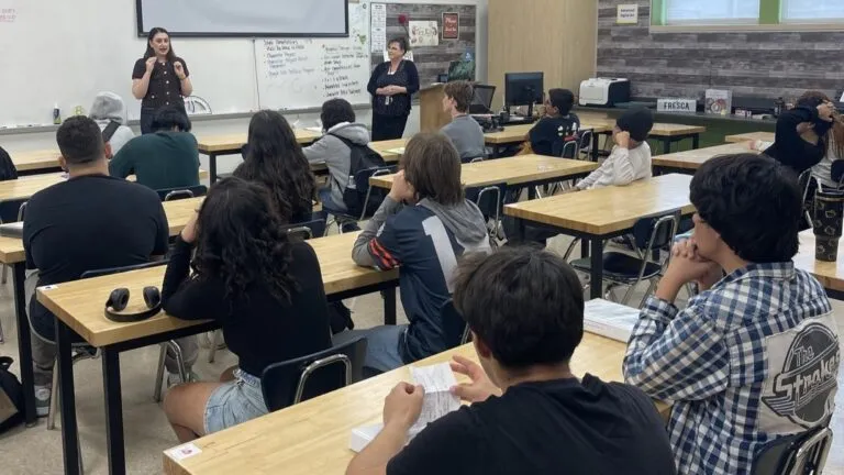 Estudiantes de Helix Charter High School participando en programas técnicos con prácticas profesionales en San Diego