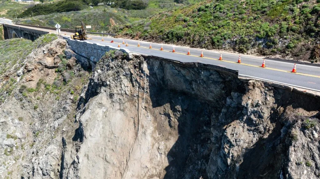 Highway 1 en California con daños por derrumbes en acantilados y afectación a infraestructura vial en la costa