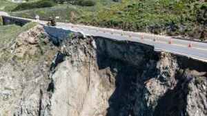 Highway 1 en California con daños por derrumbes en acantilados y afectación a infraestructura vial en la costa