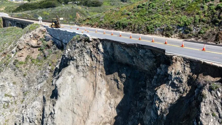 Highway 1 en California con daños por derrumbes en acantilados y afectación a infraestructura vial en la costa