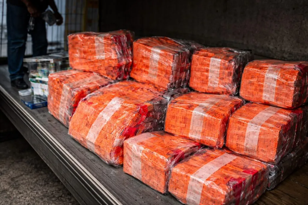 Incautación San Diego muestra decomiso de cartuchos para vapeo y narcóticos en operativo fronterizo en California