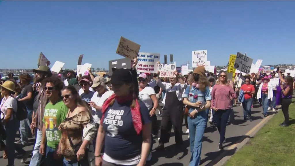 Celebración y protesta en San Diego durante el International Women's Day con mujeres reunidas en el Embarcadero.