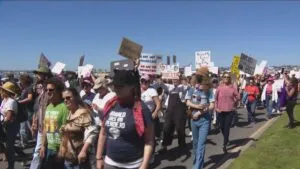 Celebración y protesta en San Diego durante el International Women's Day con mujeres reunidas en el Embarcadero.