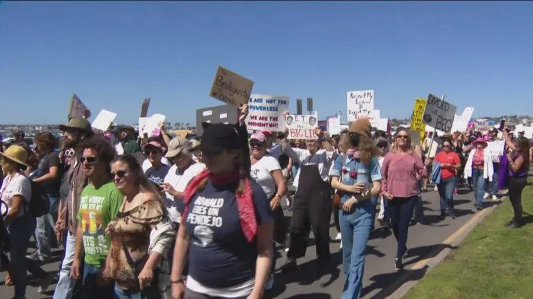 Celebración y protesta en San Diego durante el International Women's Day con mujeres reunidas en el Embarcadero.