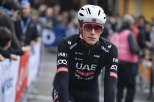 Isaac del Toro durante carrera internacional rumbo a Vuelta a México 2027 ciclismo mexicano proyección internacionalIsaac del Toro durante carrera internacional rumbo a Vuelta a México 2027 ciclismo mexicano proyección internacional