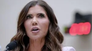 Destitución de Kristi Noem como secretaria de Seguridad Nacional tras decisión del presidente Donald Trump y nombramiento de nuevo reemplazo.