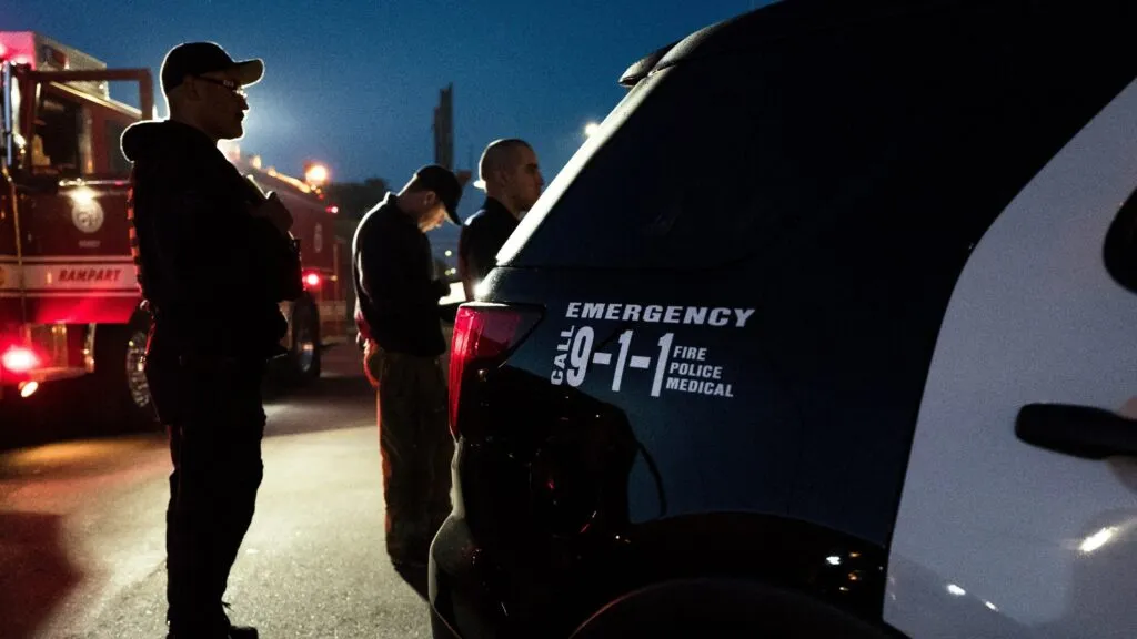 Escena policial en Los Ángeles tras pelea en bar con presencia de agentes y zona acordonada en el centro de la ciudad
