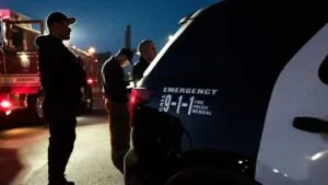 Escena policial en Los Ángeles tras pelea en bar con presencia de agentes y zona acordonada en el centro de la ciudad