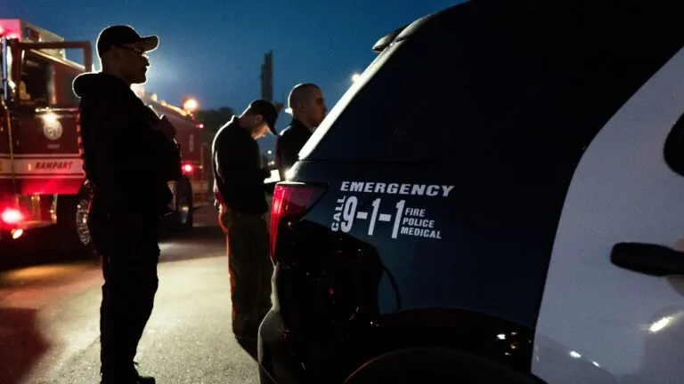 Escena policial en Los Ángeles tras pelea en bar con presencia de agentes y zona acordonada en el centro de la ciudad