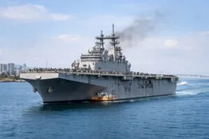 Marines de San Diego embarcan en el USS Boxer rumbo a Medio Oriente para operaciones militares estratégicas