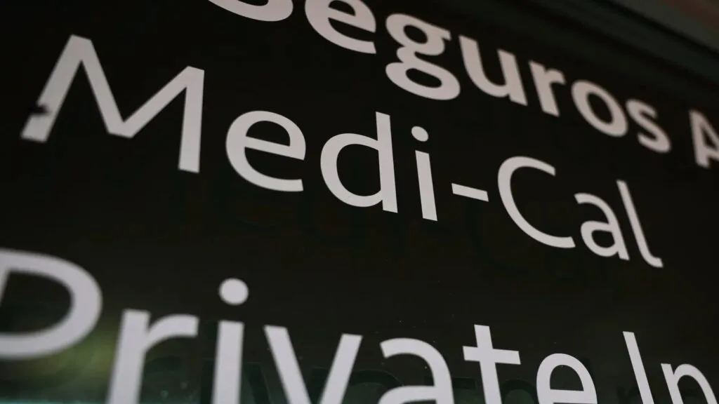 Discusión legislativa en California sobre la expansión del programa de salud pública Medi-Cal.