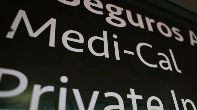 Discusión legislativa en California sobre la expansión del programa de salud pública Medi-Cal.