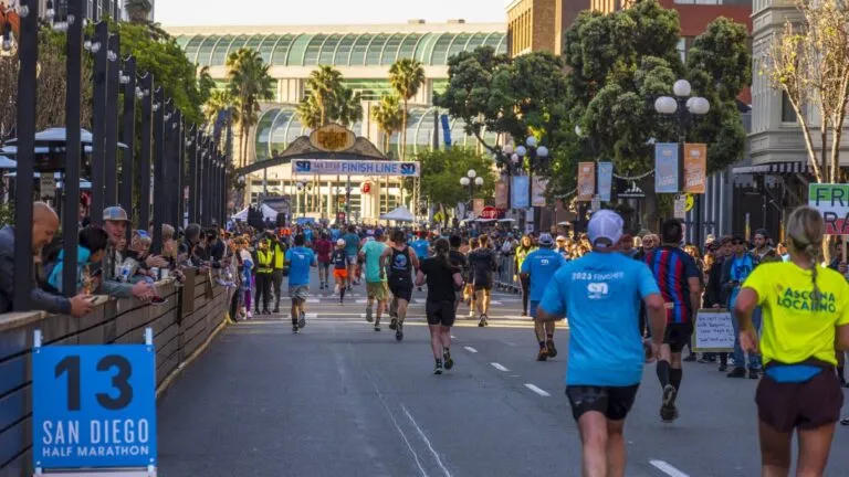 Participación masiva en el medio maratón de San Diego con meta en Gaslamp Quarter