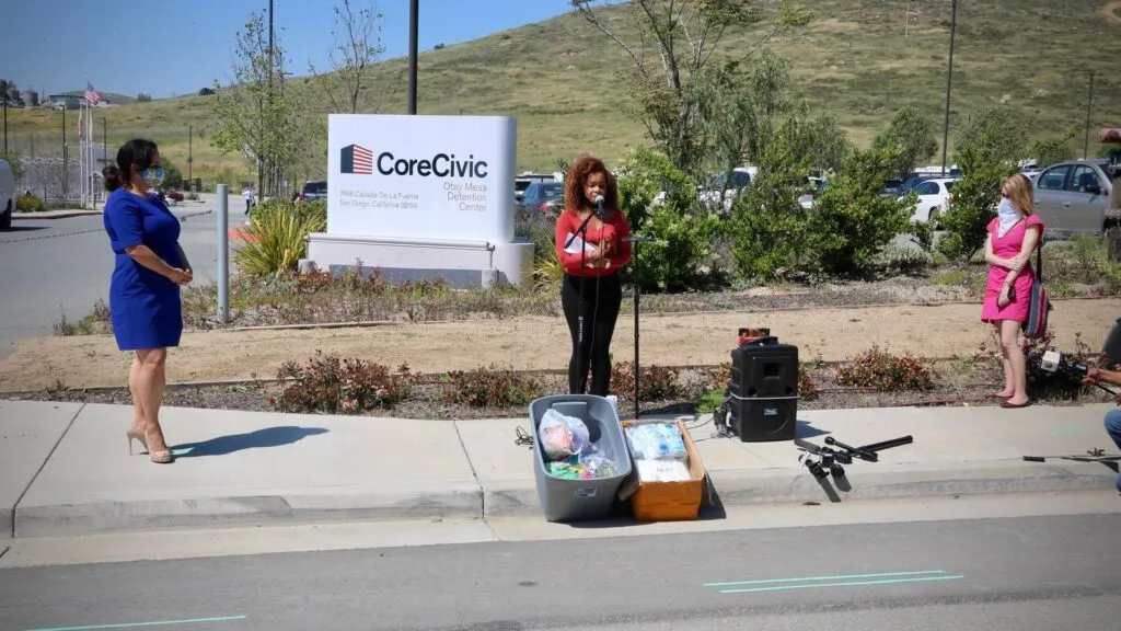 Menores detenidos por ICE en la región de San Diego tras operativos migratorios que afectaron a familias inmigrantes.