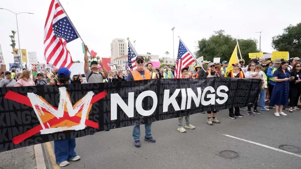 Manifestación del movimiento No Kings en San Diego con personas marchando y pancartas en protesta social