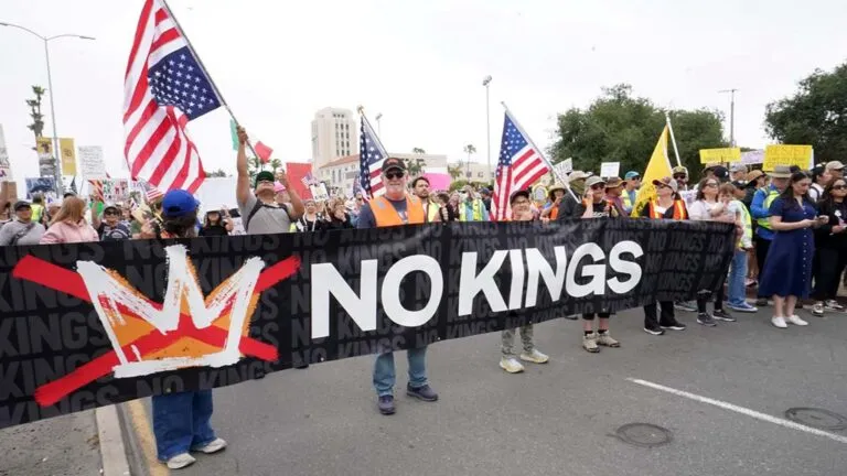 Manifestación del movimiento No Kings en San Diego con personas marchando y pancartas en protesta social