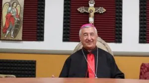 Arresto del obispo Emanuel Hana en San Diego por presunta malversación de fondos y proceso judicial en California.