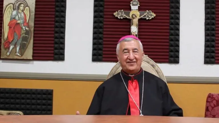 Arresto del obispo Emanuel Hana en San Diego por presunta malversación de fondos y proceso judicial en California.