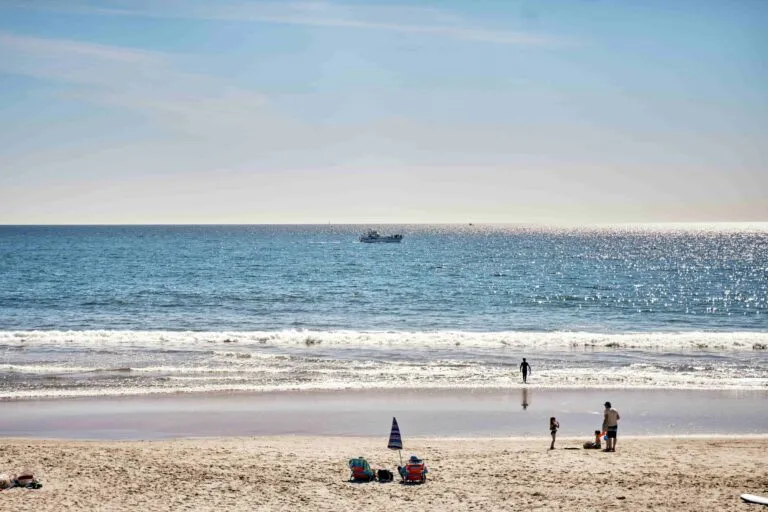 Vista urbana del condado durante la ola de calor San Diego con cielo despejado y altas temperaturas cercanas a 90°F