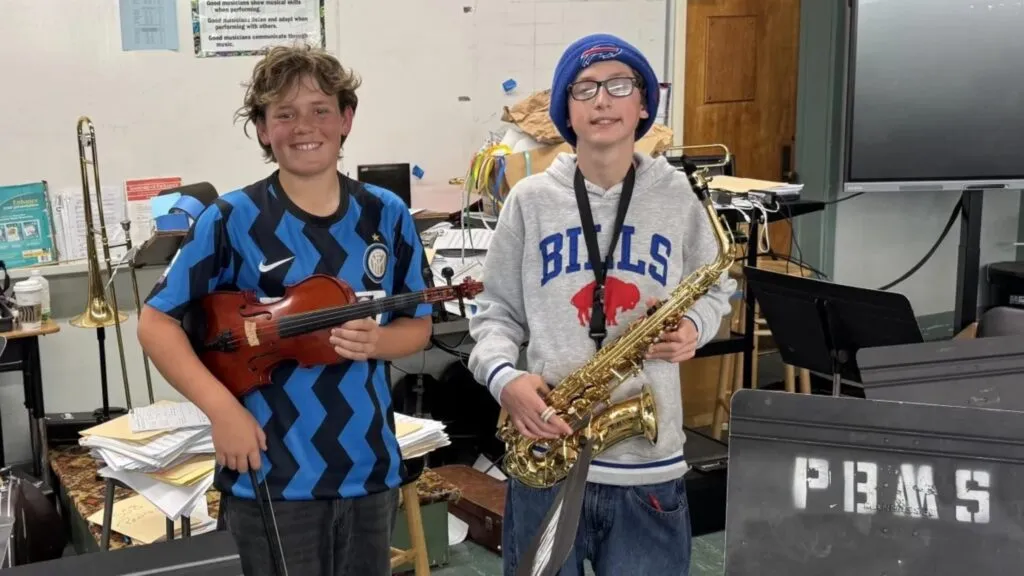 Estudiantes de Pacific Beach Middle interpretan música en vivo para adultos mayores en residencia de San Diego como proyecto comunitario