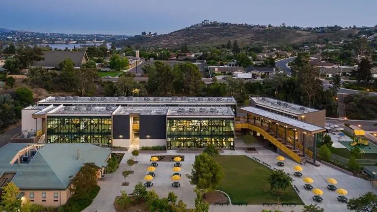 Atletas de Patrick Henry High compitiendo en deportes escolares de primavera en San Diego con enfoque en torneos CIF