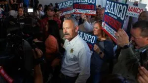 Riverside enfrenta disputa electoral por recuento de votos y uso de autoridad en boletas en California