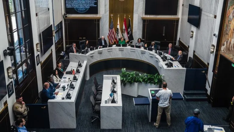 San Diego County planea demanda contra ICE por impedir inspección sanitaria en el centro de detención de Otay Mesa.