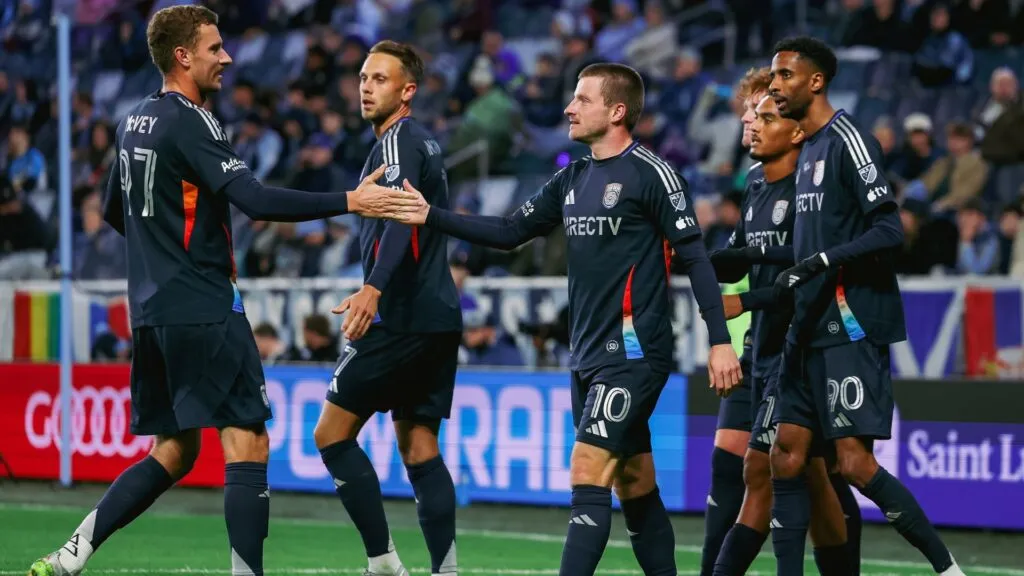 San Diego FC vs Toluca con jugadores disputando el balón durante el partido de la Concacaf Champions Cup.
