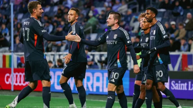 San Diego FC vs Toluca con jugadores disputando el balón durante el partido de la Concacaf Champions Cup.