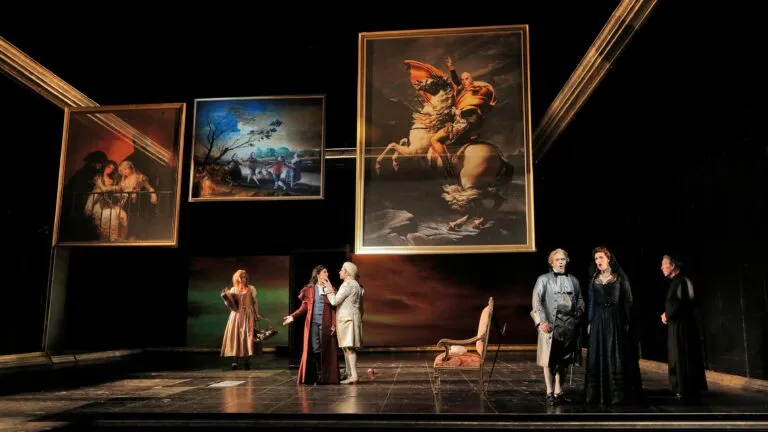 Escenario de San Diego Opera con orquesta y cantantes durante una presentación de ópera en vivo