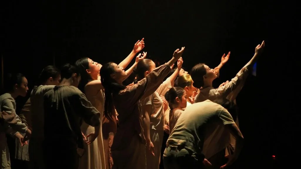 Escenario iluminado durante función de San Diego Theatre Month con público en sala