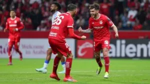 Jugadores de Toluca celebran goles en partido San Diego vs Toluca tras remontada en Concacaf Champions Cup