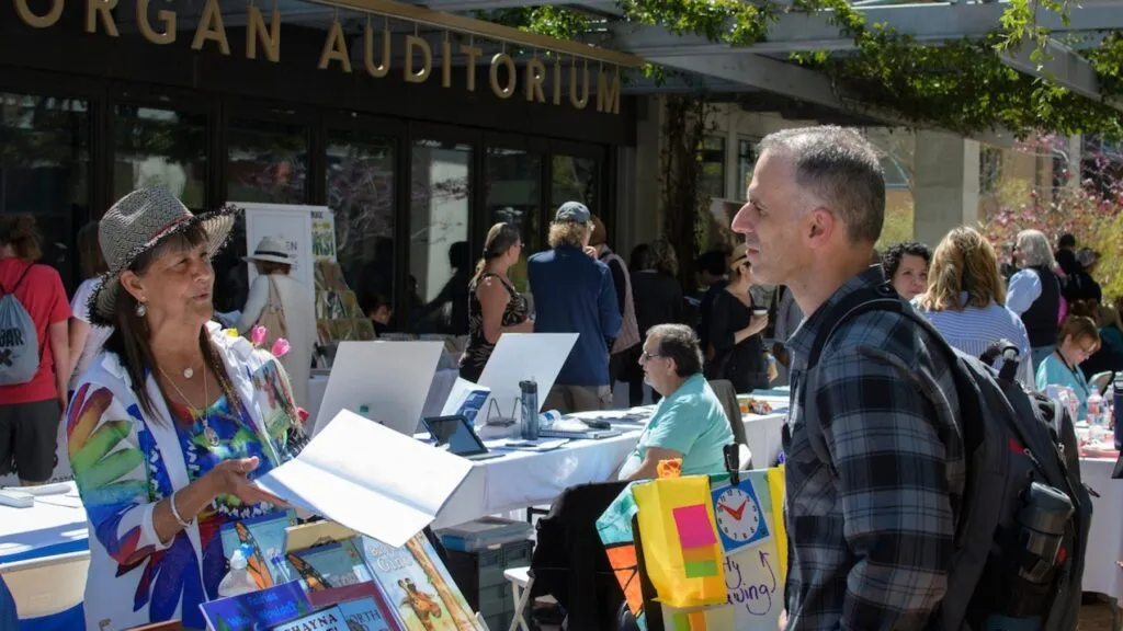 San Diego Writers Festival con autores, paneles y público en evento literario en California
