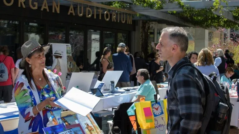 San Diego Writers Festival con autores, paneles y público en evento literario en California