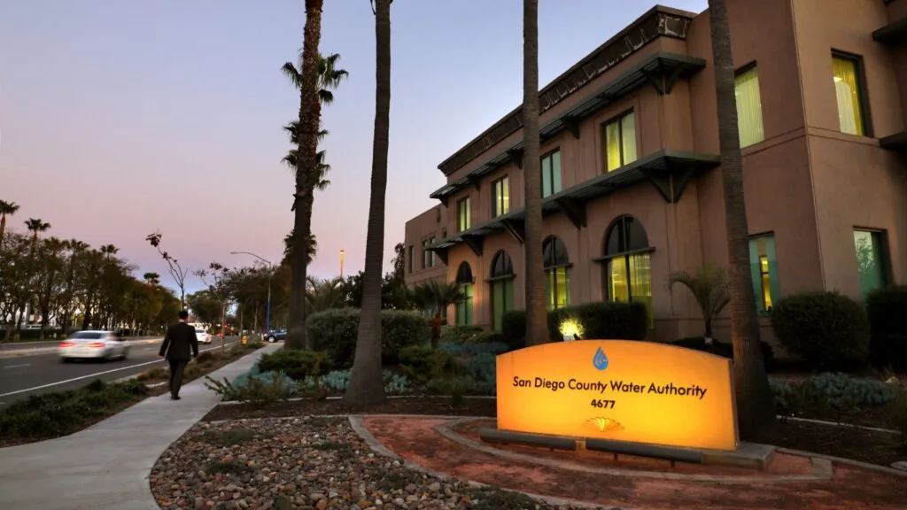 Edificio de San Diego County Water Authority relacionado con el suministro de agua en San Diego y su infraestructura para garantizar abastecimiento hasta 2050