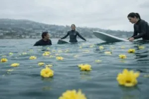 Activistas realizan protesta migratoria surf en La Jolla Shores contra ICE en San Diego