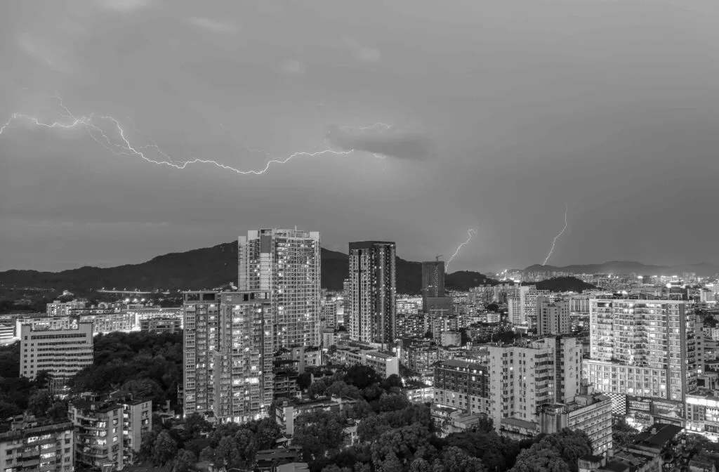 Calles urbanas inundadas por lluvia extrema en México reflejando impacto de tormenta negra
