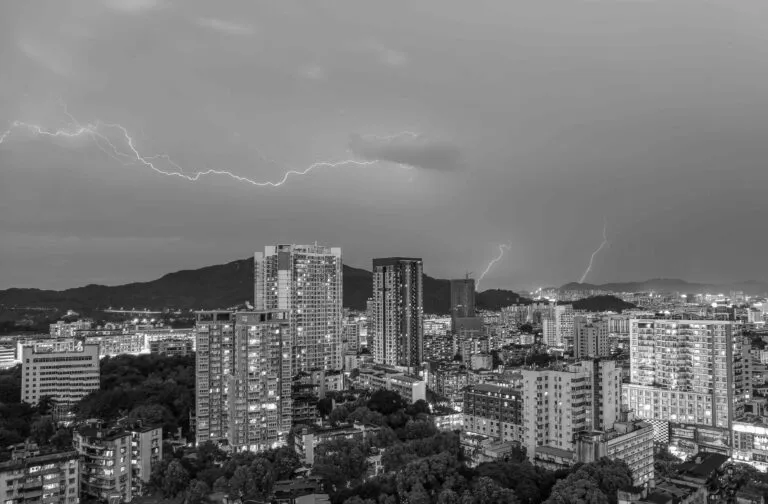 Calles urbanas inundadas por lluvia extrema en México reflejando impacto de tormenta negra