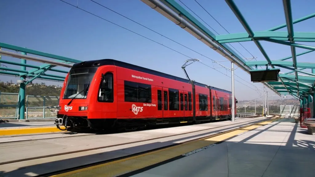 Trolley de San Diego con inversión estatal para mejorar infraestructura y transporte eléctrico en California