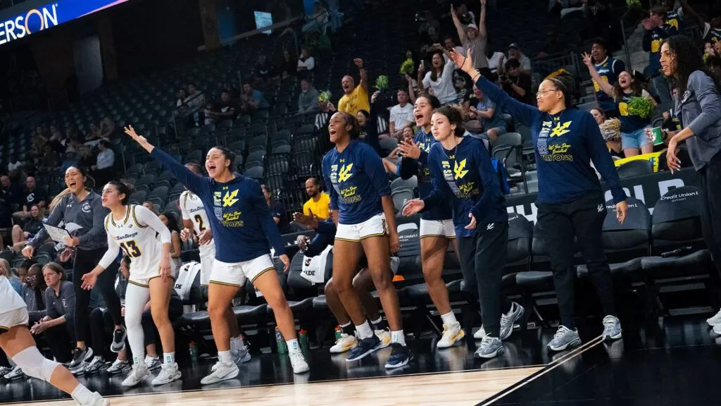 Jugadoras de UC San Diego Tritons celebran título Big West tras victoria en baloncesto femenino universitario