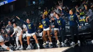 Jugadoras de UC San Diego Tritons celebran título Big West tras victoria en baloncesto femenino universitario