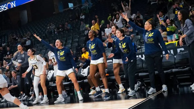 Jugadoras de UC San Diego Tritons celebran título Big West tras victoria en baloncesto femenino universitario