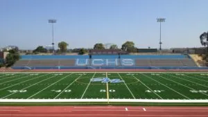 Estadio deportivo de University City High en San Diego con pista de atletismo y campo de fútbol americano, escenario clave para competencias escolares y entrenamiento deportivo