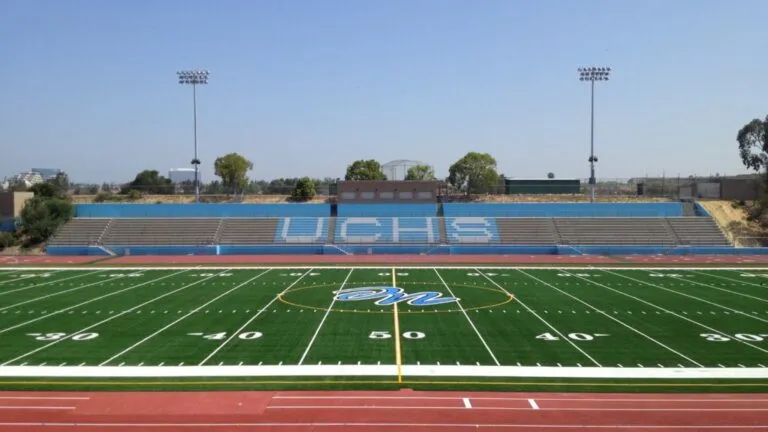 Estadio deportivo de University City High en San Diego con pista de atletismo y campo de fútbol americano, escenario clave para competencias escolares y entrenamiento deportivo