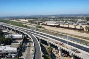 Viaducto elevado de Tijuana avanzando con estructuras de concreto y vigas, mejorando conectividad y movilidad urbana en la región.