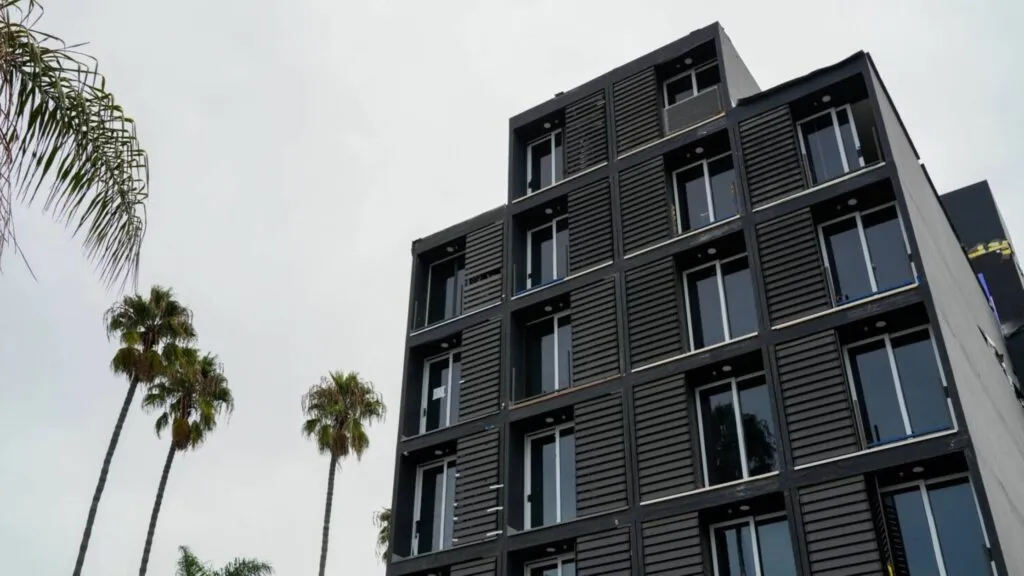 Instalación de viviendas prefabricadas modulares en proyecto residencial urbano en California